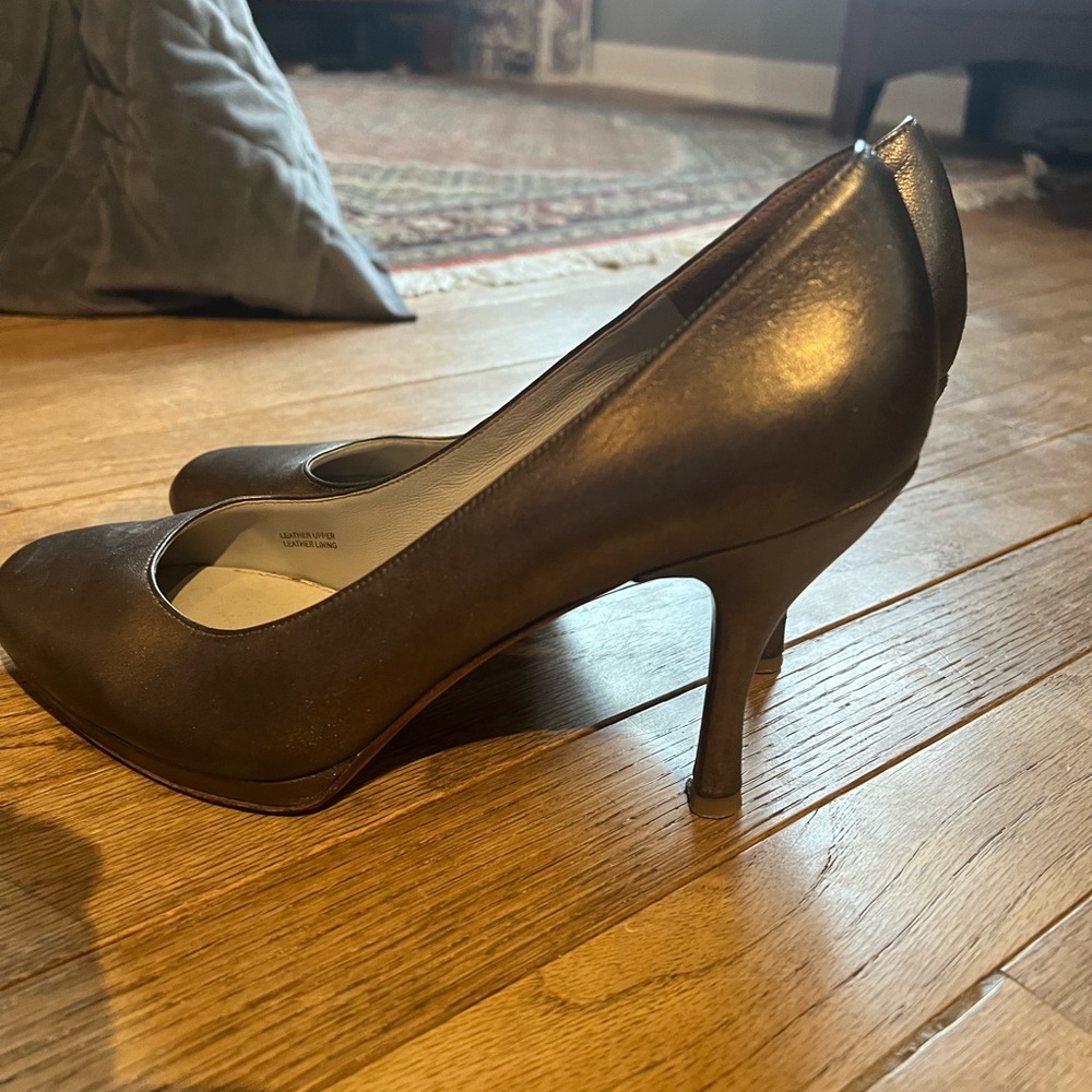 Via Spiga round toe heels copper color, size 9